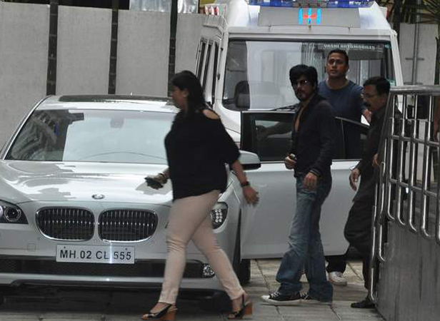 SRK visits Hrithik Roshan at Hinduja Hospital.
