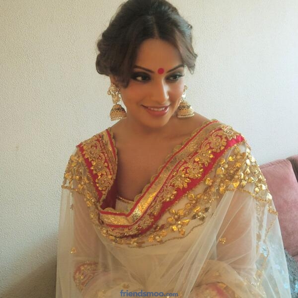 Bipasha Basu Bollywood Celebrity Latest Photos in Saree