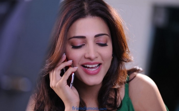 Sruthi Hassan Latest Photos in Green T-Shirt