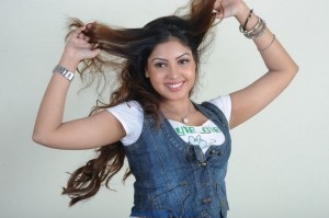 Komal Jha Latest Cute Photos-Friendsmoo