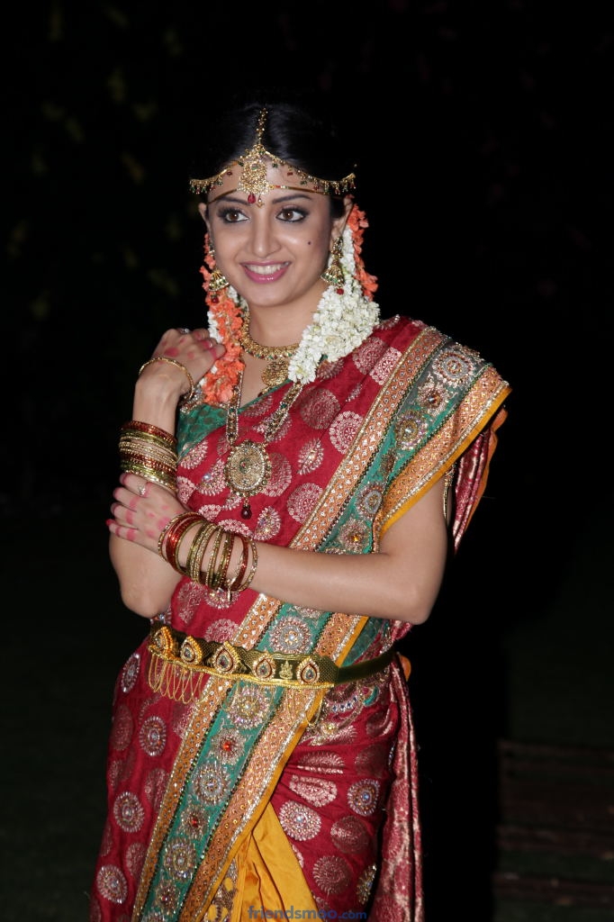 Poonam Kaur Cute and Latest Photos in Saree.