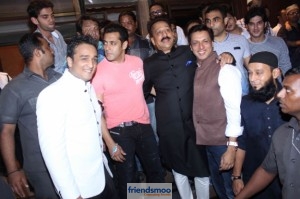 Salman Khan and Shah Rukh Khan Hug at Iftar Party-Friendsmoo