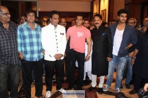 Salman Khan and Shah Rukh Khan Hug at Iftar Party-Friendsmoo
