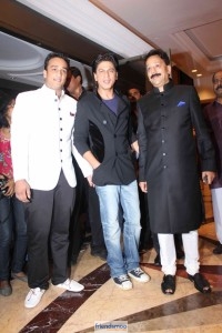 Salman Khan and Shah Rukh Khan Hug at Iftar Party-Friendsmoo