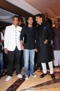 Salman Khan and Shah Rukh Khan Hug at Iftar Party-Friendsmoo