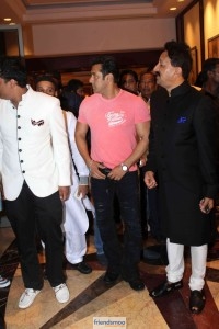 Salman Khan and Shah Rukh Khan Hug at Iftar Party-Friendsmoo