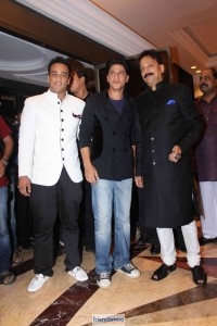 Salman Khan and Shah Rukh Khan Hug at Iftar Party-Friendsmoo