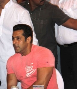 Salman Khan and Shah Rukh Khan Hug at Iftar Party-Friendsmoo