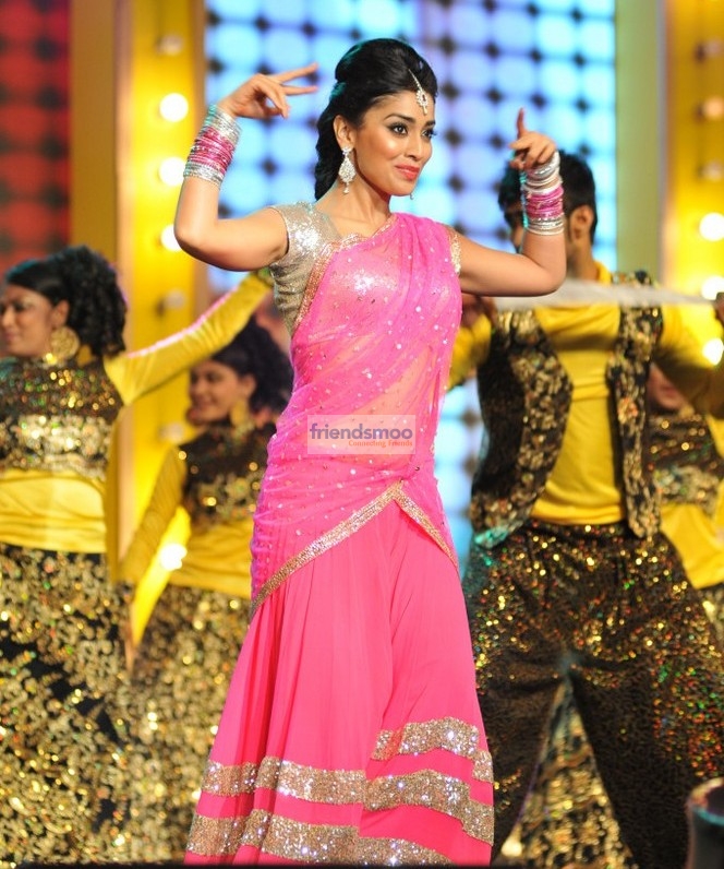 Shriya Dance at Mirchi Music Awards 2013