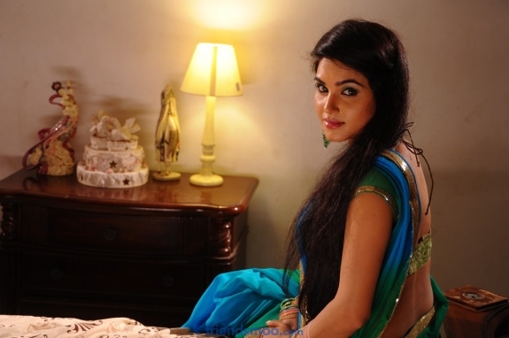 Kavya Singh Latest Photos in Green Saree