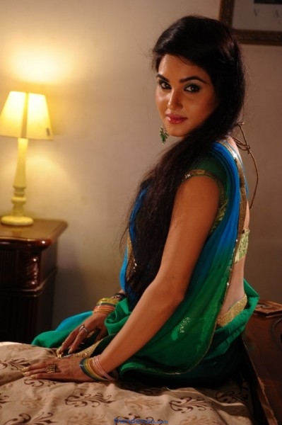 Kavya Singh Latest Photos in Green Saree