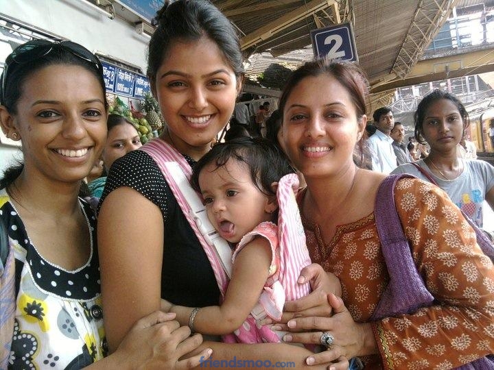 Monal Gajjar Unseen Pics with her Family and Friends.
