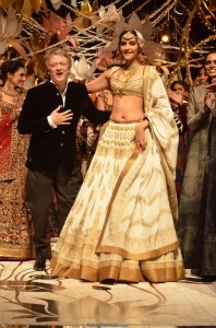 Sonam Kapoor Ramp Walk Photos at IBFW 2013-Friendsmoo