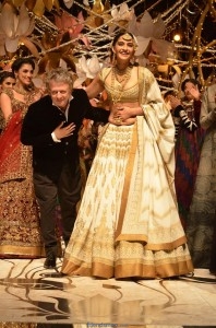Sonam Kapoor Ramp Walk Photos at IBFW 2013-Friendsmoo