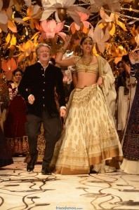 Sonam Kapoor Ramp Walk Photos at IBFW 2013-Friendsmoo