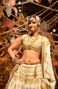 Sonam Kapoor Ramp Walk Photos at IBFW 2013-Friendsmoo