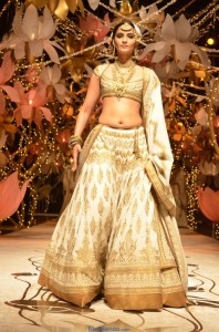 Sonam Kapoor Ramp Walk Photos at IBFW 2013-Friendsmoo