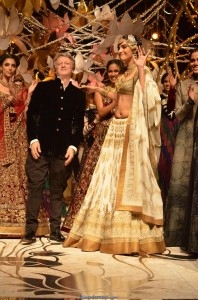 Sonam Kapoor Ramp Walk Photos at IBFW 2013-Friendsmoo