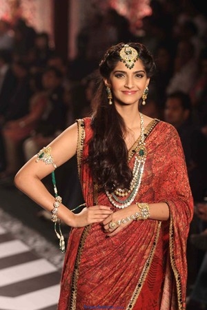 Sonam Kapoor at IIJW Grand Finale 2013 in Saree - Bollywood - Friendsmoo