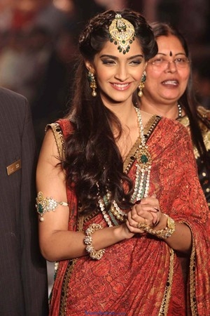 Sonam Kapoor at IIJW Grand Finale 2013 in Saree - Bollywood - Friendsmoo