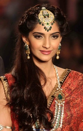 Sonam Kapoor at IIJW Grand Finale 2013 in Saree