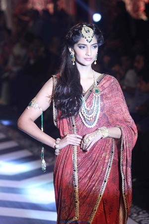 Sonam Kapoor at IIJW Grand Finale 2013 in Saree - Bollywood - Friendsmoo