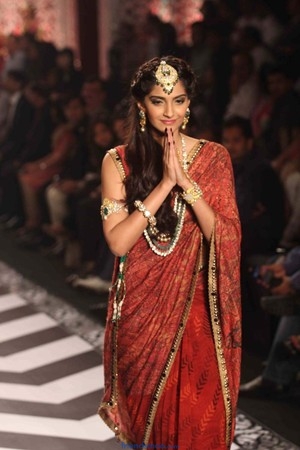 Sonam Kapoor at IIJW Grand Finale 2013 in Saree - Bollywood - Friendsmoo