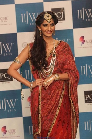 Sonam Kapoor at IIJW Grand Finale 2013 in Saree - Bollywood - Friendsmoo