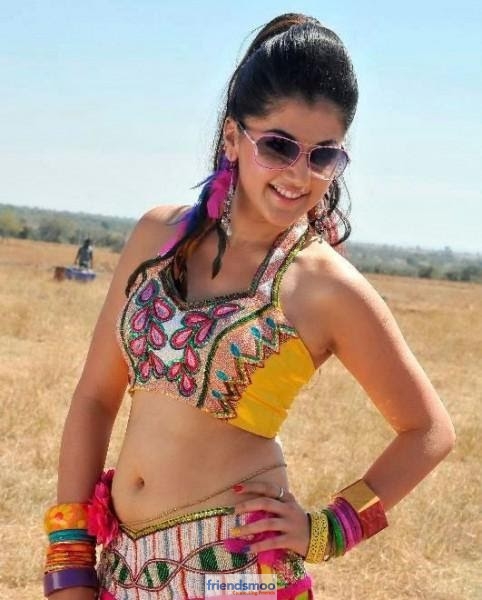 Taapsee Hot Navel Showing Photos
